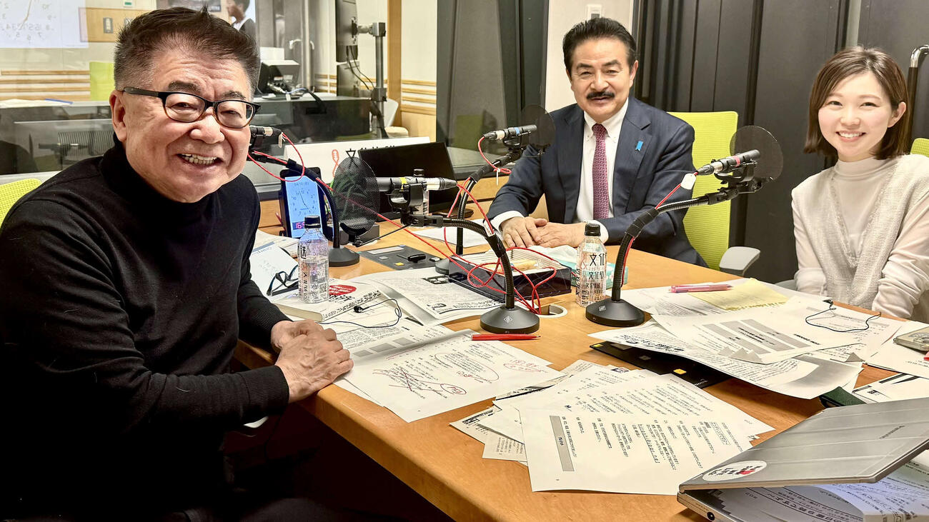 生島ヒロシ（左）はゲストの“ヒゲの隊長”佐藤正久氏（仲）とイラン戦争について語り合った。右はアシスタントの松永安奈