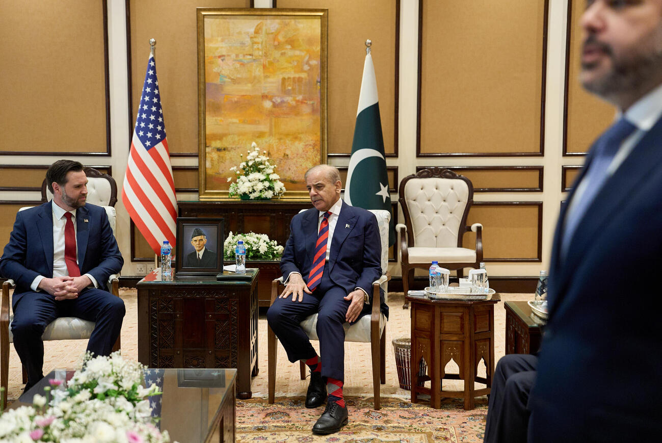 11日、イスラマバードでのバンス米副大統領（左）とパキスタンのシャリフ首相（ゲッティ＝共同）