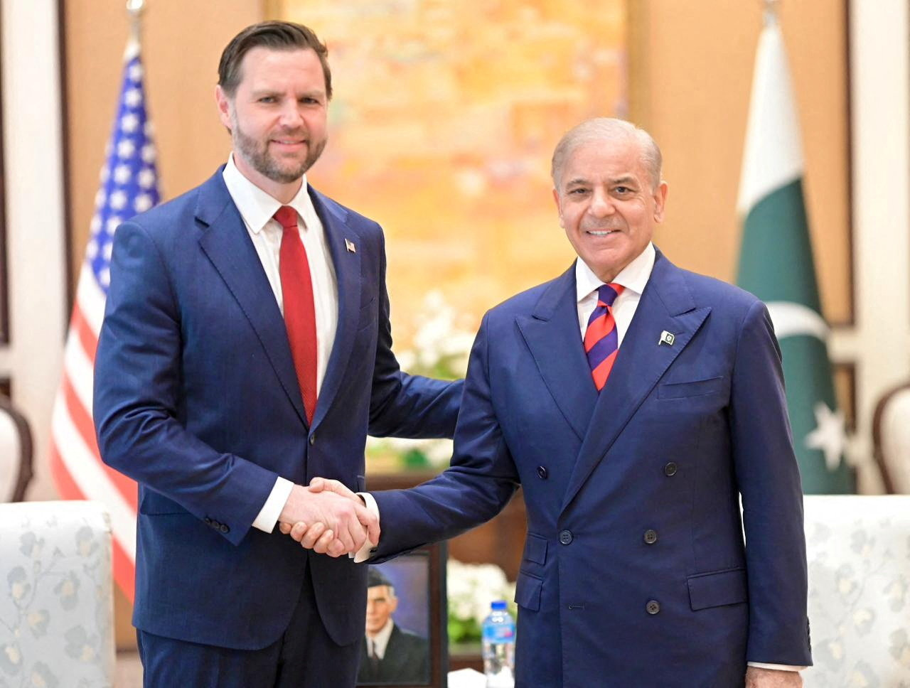 パキスタンのシャリフ首相（右）と握手するバンス米副大統領＝11日、イスラマバード（パキスタン首相府・ロイター＝共同）