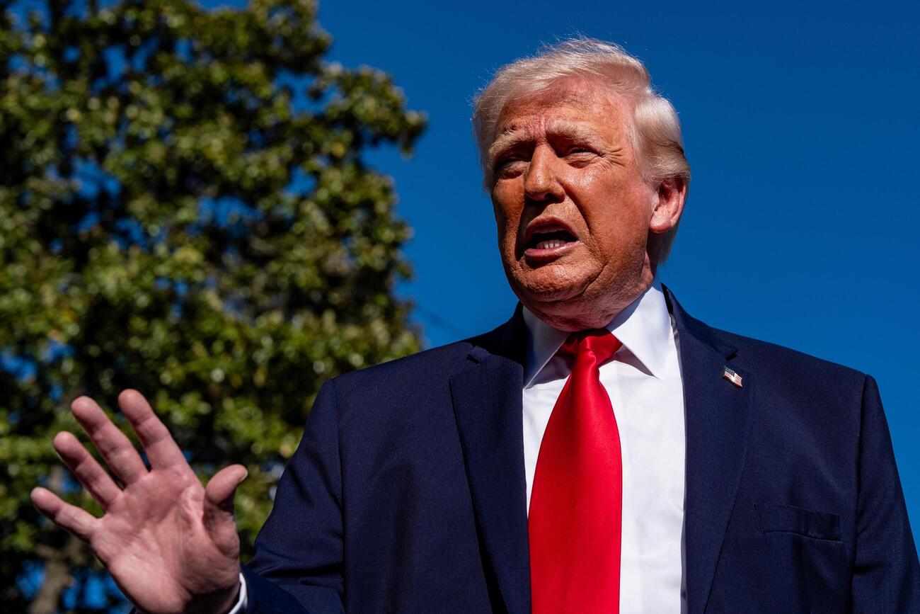 ホワイトハウスで記者団に話すトランプ米大統領＝11日、ワシントン（AP＝共同）
