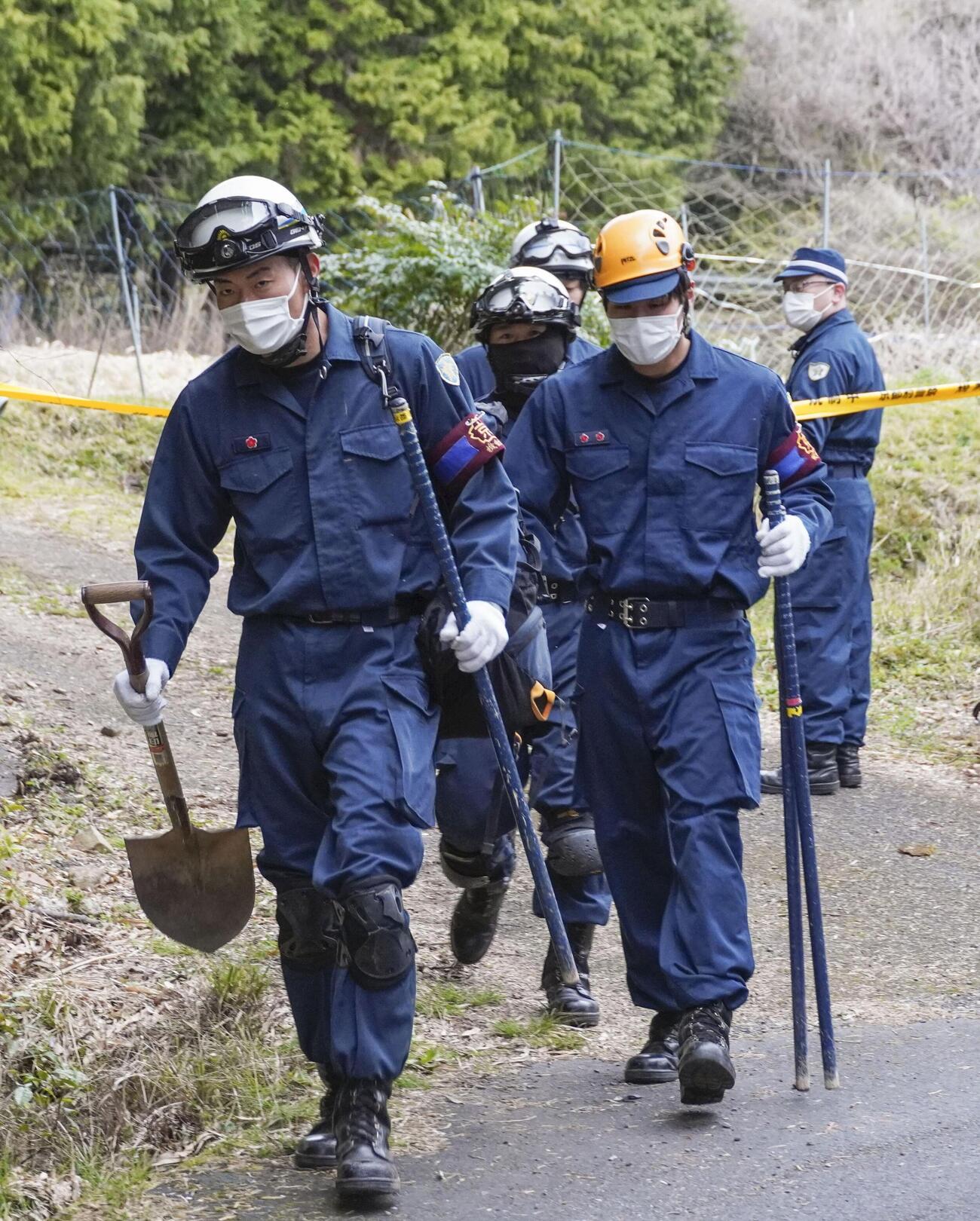 9日午後、捜索現場の山林から出る京都府警の警察官（共同）