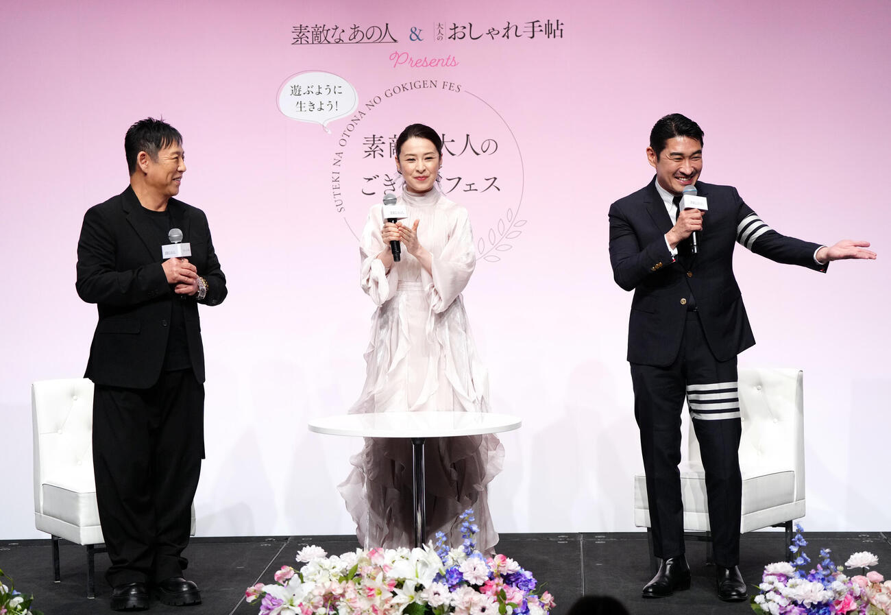 「素敵な大人のごきげんフェス2026」に登場した檀れい（中央）。左はヘアメイクの黒田啓蔵さん、右は写真家の下村一喜さん（撮影・江口和貴）