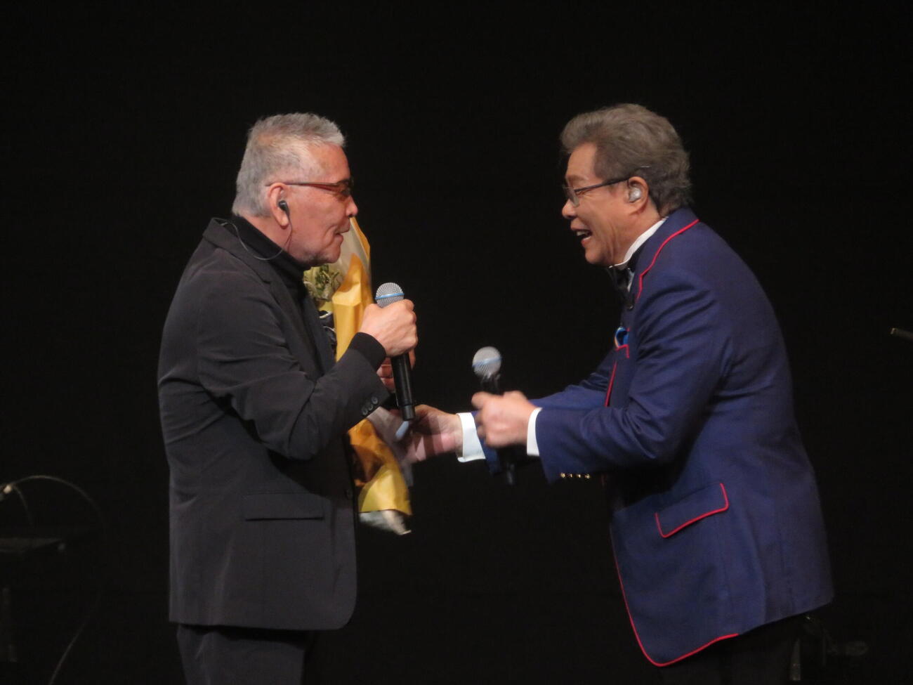 ゲスト出演した千昌夫（左）と握手を交わす楊烈（撮影・川田和博）