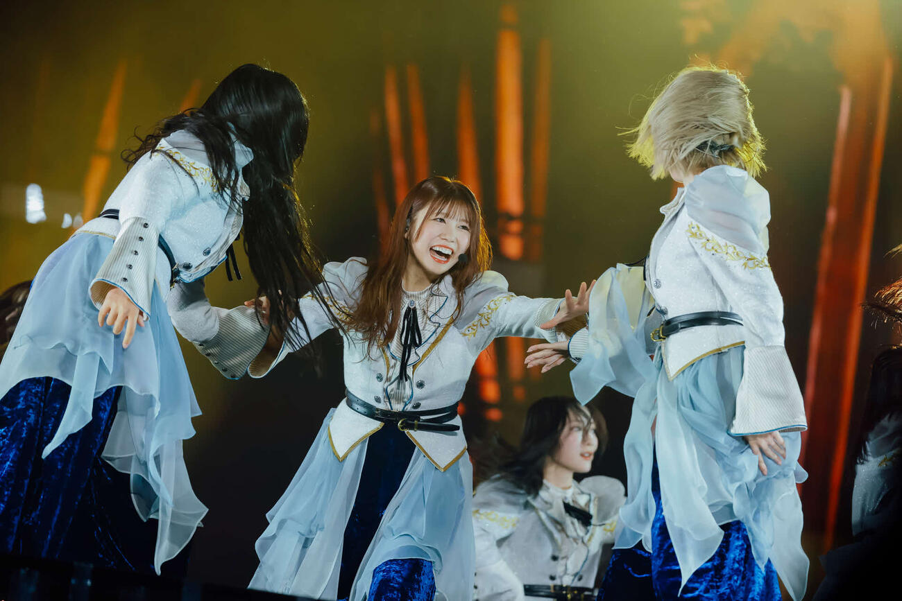 「5th YEAR ANNIVERSARY LIVE」を行った櫻坂46、中央は武元唯衣（（C）Seed＆Flower LLC）