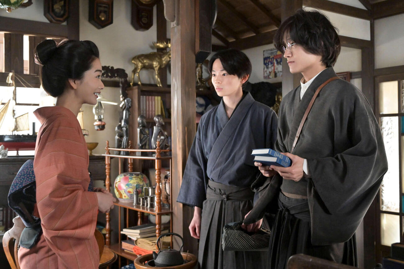 NHK連続テレビ小説「風、薫る」より。左から見上愛、林裕太、佐野晶哉（C）NHK