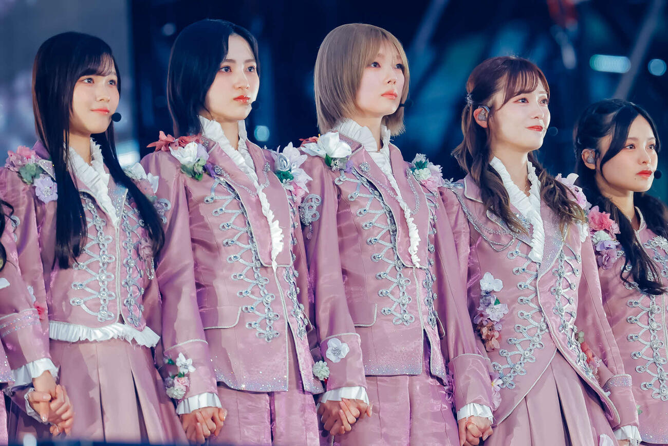 「5th YEAR ANNIVERSARY LIVE」を行った櫻坂46、左から山川宇衣、的野美青、藤吉夏鈴、田村保乃、浅井恋乃未（（C）Seed＆Flower LLC）