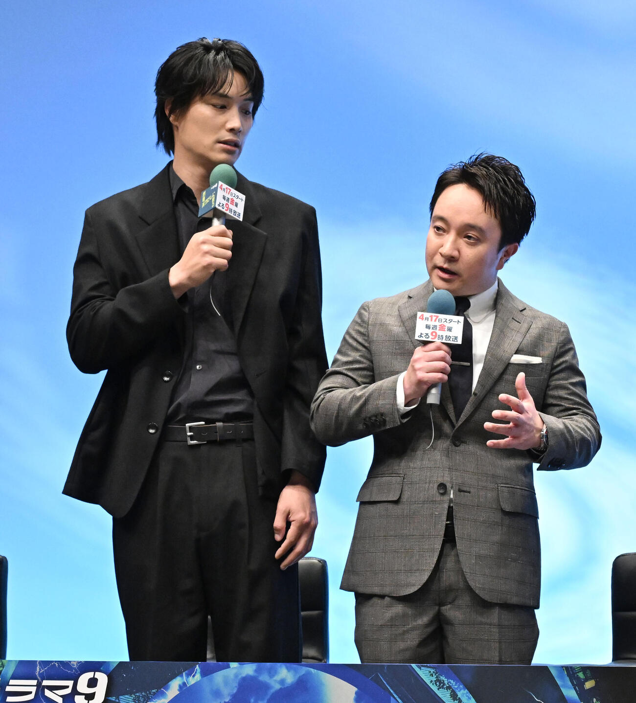 撮影エピソードで身長差の事を話す、濱田岳（右）と鈴木伸之（撮影・千葉一成）