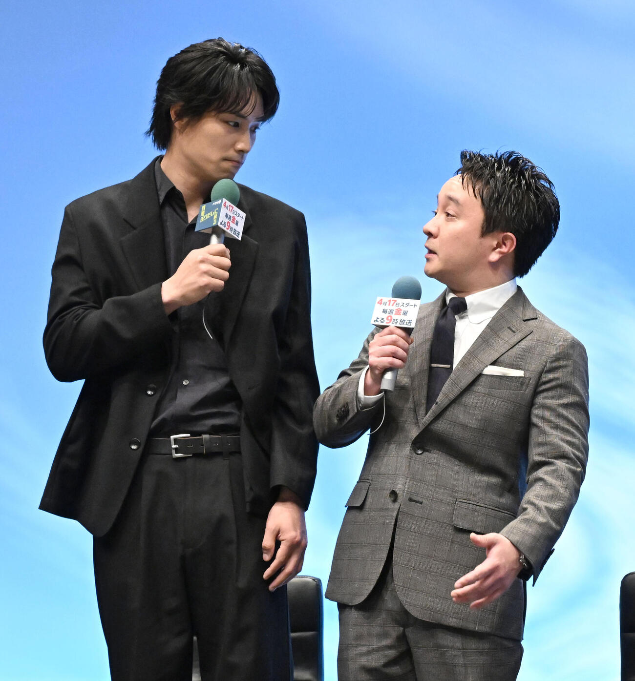 撮影エピソードで身長差の事を話す、濱田岳（右）と鈴木伸之（撮影・千葉一成）