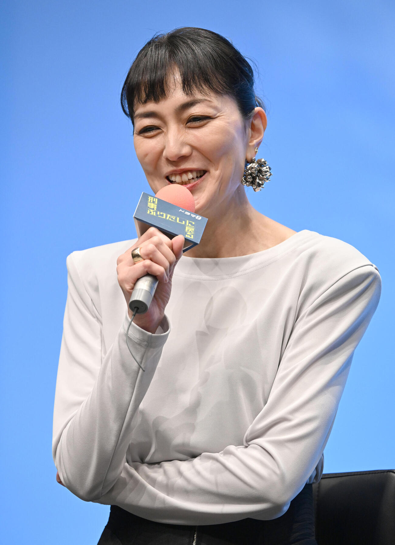テレビ東京系ドラマ「刑事、ふりだしに戻る」の番組発表記者会見で、撮影中のエピソードを話す板谷由夏（撮影・千葉一成）