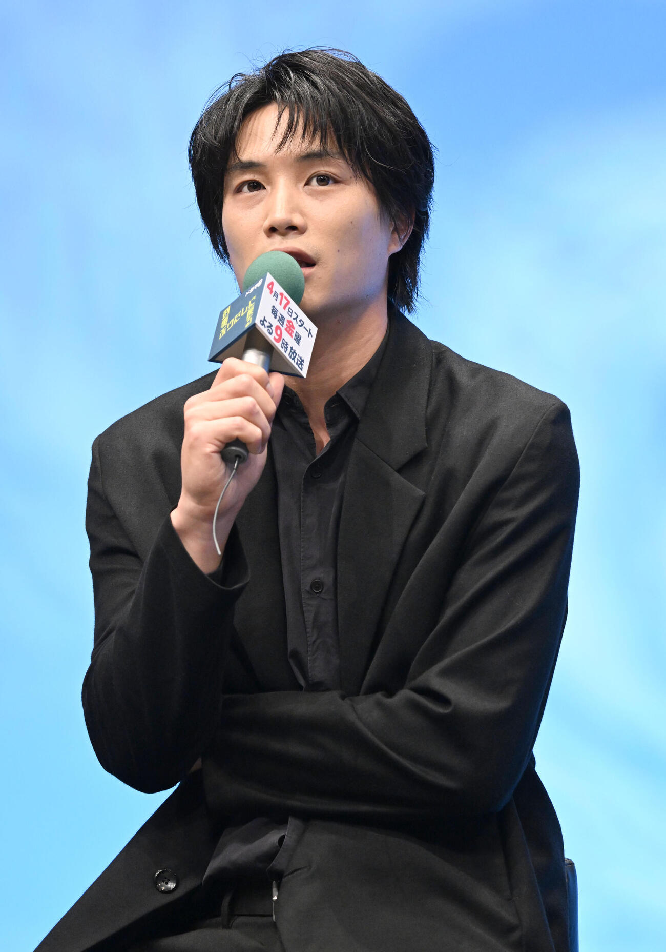 テレビ東京系ドラマ「刑事、ふりだしに戻る」の番組発表記者会見で、撮影中のエピソードを話す鈴木伸之（撮影・千葉一成）