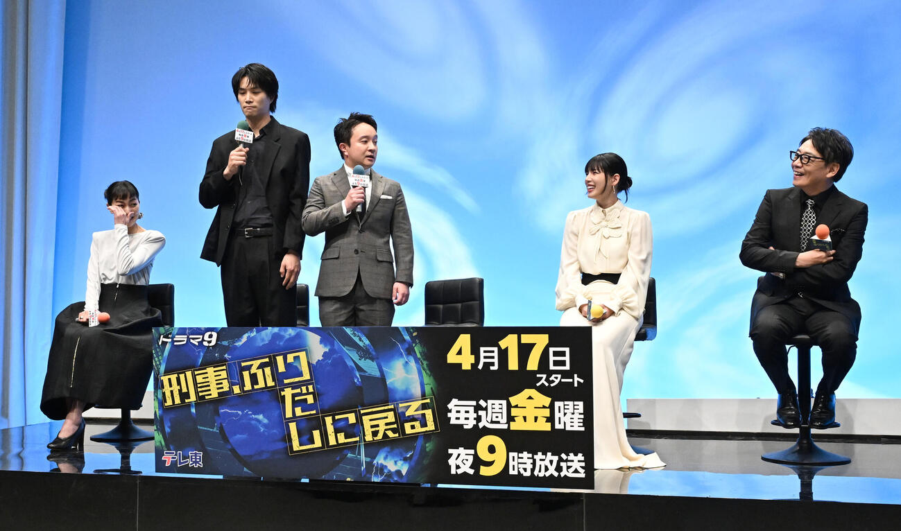 テレビ東京系ドラマ「刑事、ふりだしに戻る」の番組発表記者会見で、撮影エピソードを話した、左から板谷由夏、鈴木伸之、濱田岳、石井杏奈、生瀬勝久（撮影・千葉一成）