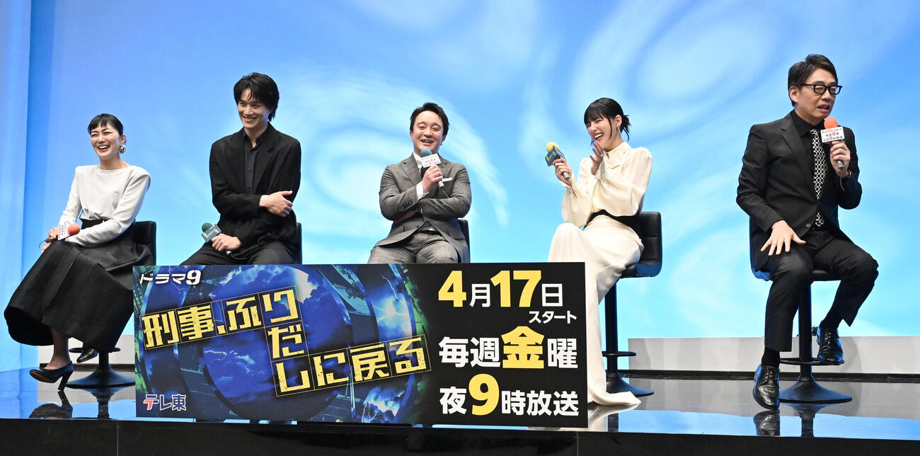 テレビ東京系ドラマ「刑事、ふりだしに戻る」の番組発表記者会見で、撮影エピソードを振り返る左から板谷由夏、鈴木伸之、濱田岳、石井杏奈、生瀬勝久（撮影・千葉一成）