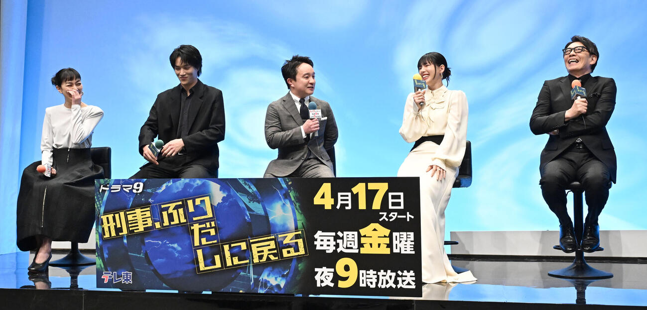 テレビ東京系ドラマ「刑事、ふりだしに戻る」の番組発表記者会見に出席した、左から板谷由夏、鈴木伸之、濱田岳、石井杏奈、生瀬勝久（撮影・千葉一成）