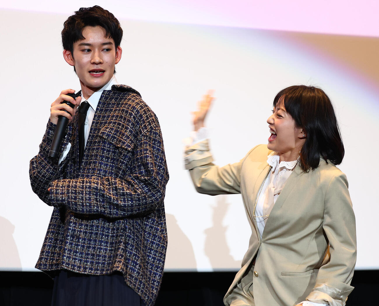 映画「90メートル」公開御礼舞台あいさつで、山時聡真（左）の背中をたたき気合を注入する菅野美穂（撮影・野上伸悟）