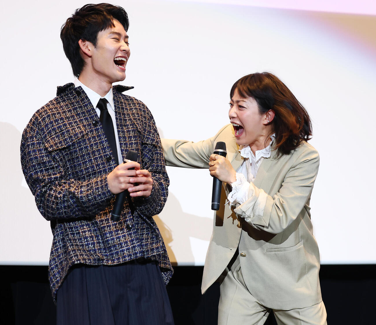 映画「90メートル」公開御礼舞台あいさつで、山時聡真（左）に気合を注入する菅野美穂（撮影・野上伸悟）