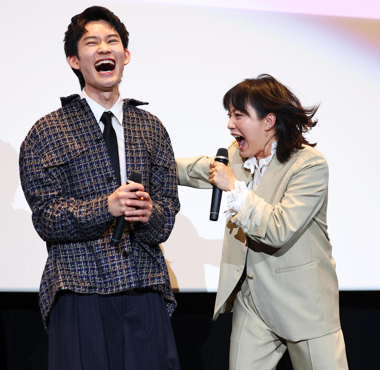 映画「90メートル」公開御礼舞台あいさつで、山時聡真（左）に気合を注入する菅野美穂（撮影・野上伸悟）