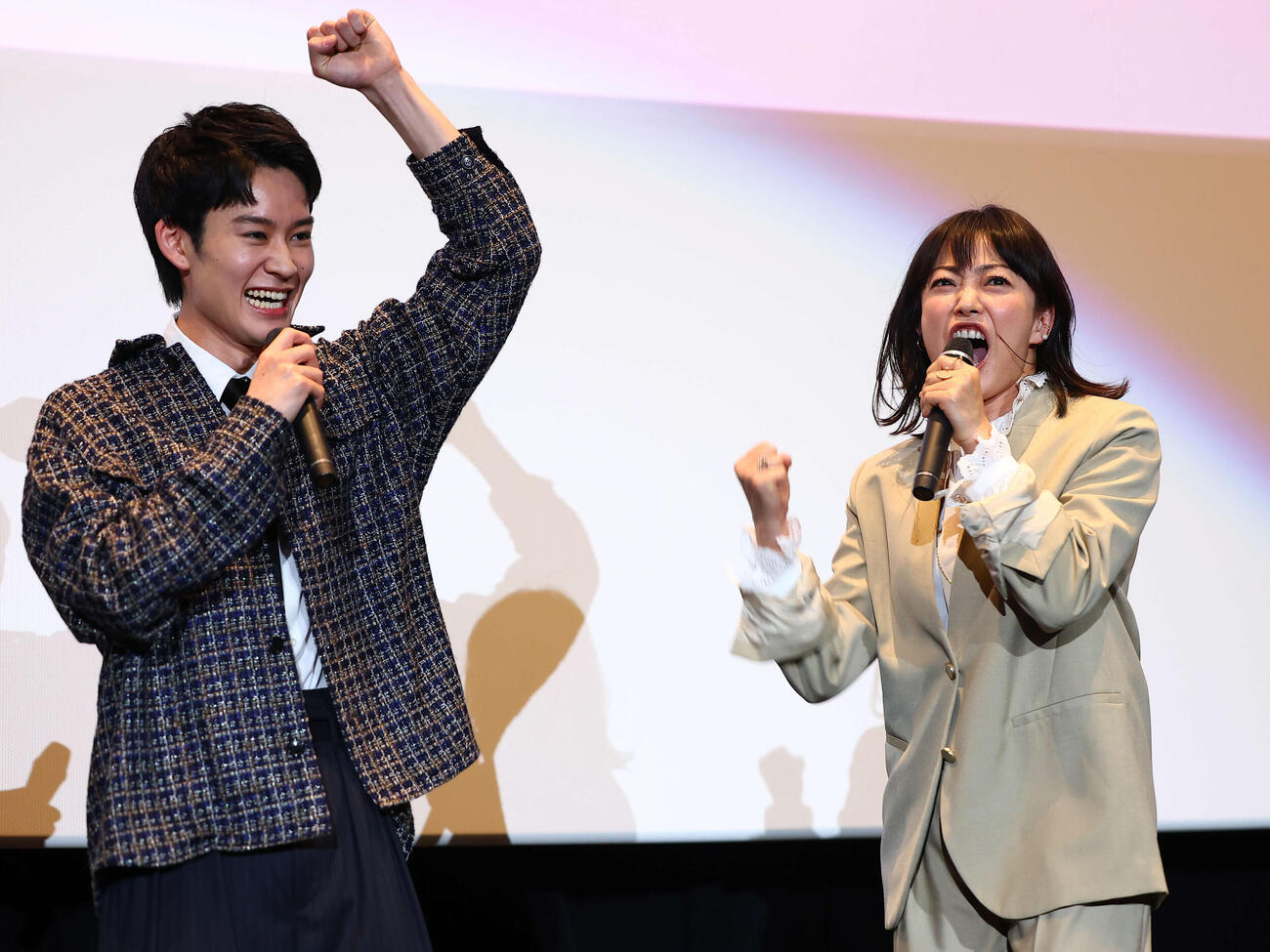 映画「90メートル」公開御礼舞台あいさつで、山時聡真（左）に気合を注入する菅野美穂（撮影・野上伸悟）