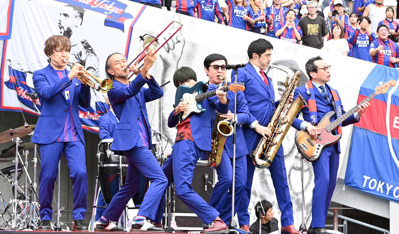 東京スカパラダイスオーケストラ。左から2人目がトロンボーン北原雅彦（2023年10月撮影）