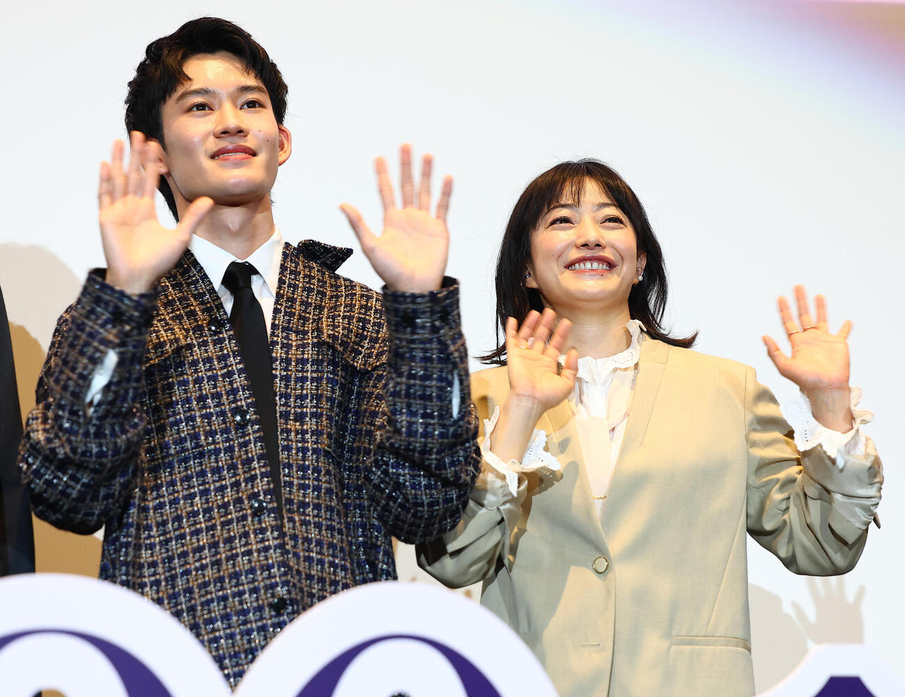 映画「90メートル」公開御礼舞台あいさつに登場した、左から山時聡真、菅野美穂（撮影・野上伸悟）