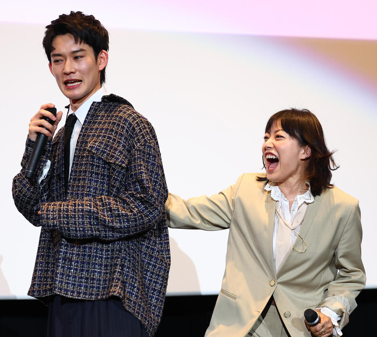 映画「90メートル」公開御礼舞台あいさつで、山時聡真（左）の背中をたたき気合を注入する菅野美穂（撮影・野上伸悟）