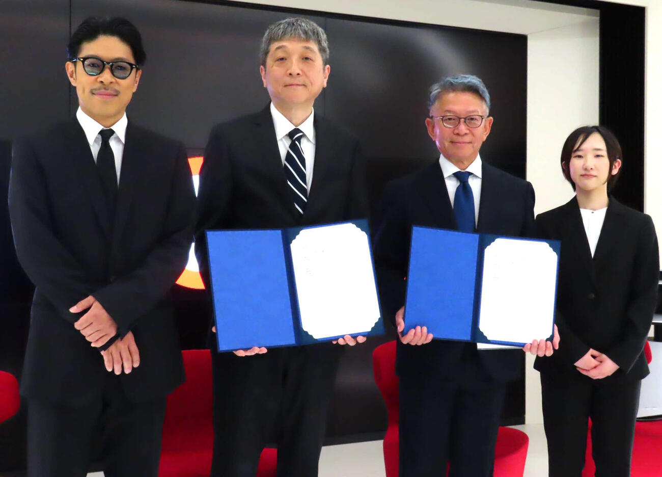 学校法人金井学園とLDH JAPANのダンスレッスンに関する基本契約の調印式に出席した、左から松本利夫、LDH JAPAN森山賢氏、学校法人金井学園金井兼理事長、杉田美瑛監督