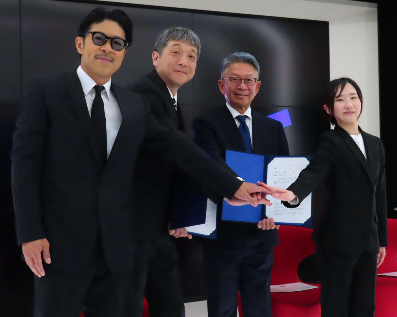 学校法人金井学園とLDH JAPANのダンスレッスンに関する基本契約の調印式に出席した、左から松本利夫、LDH JAPAN森山賢氏、学校法人金井学園金井兼理事長、杉田美瑛監督