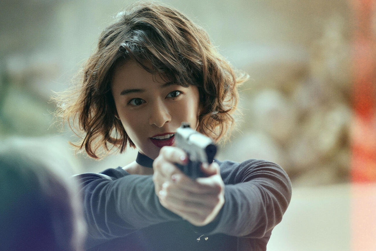 映画「藁にもすがる獣たち」で出会う者、全てを翻弄（ほんろう）する、し～なを演じる森七菜（C）曽根圭介／講談社　（C）2026「藁にもすがる獣たち」製作委員会