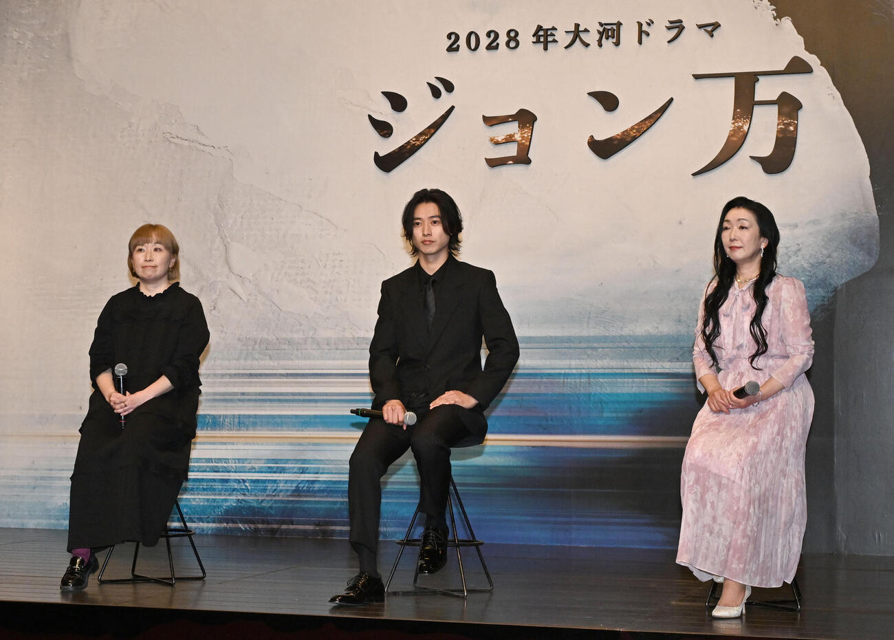 2028年大河ドラマ「ジョン万」の主演発表記者会見に登場した、左から制作統括の家冨プロデューサー、主演の山﨑賢人、脚本の藤本さん（2026年4月9日）