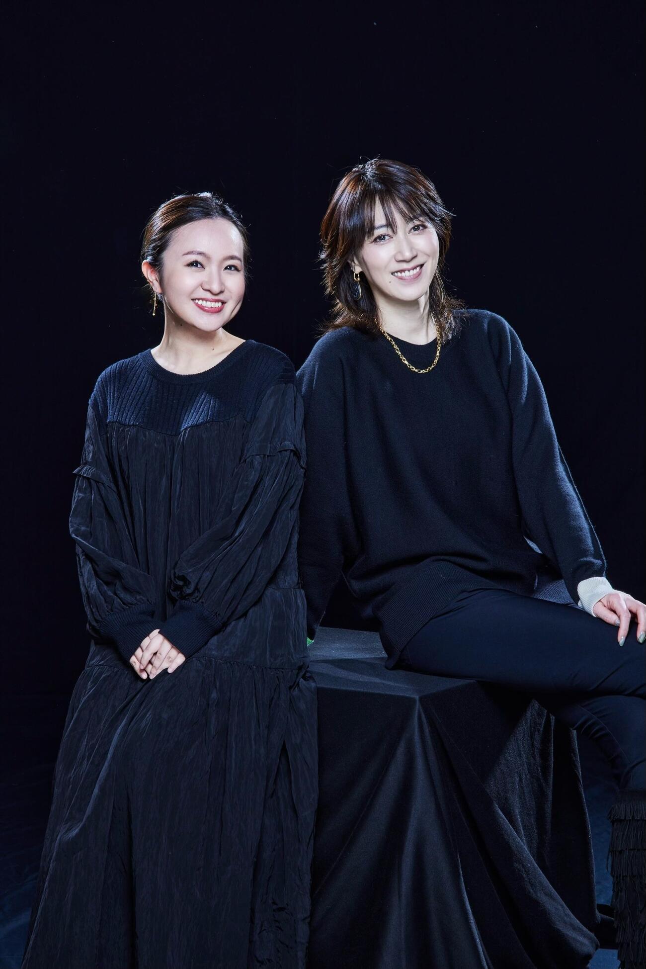 音楽劇「TARKIE」に出演する、さくらまや（左）と主演の凰稀かなめ
