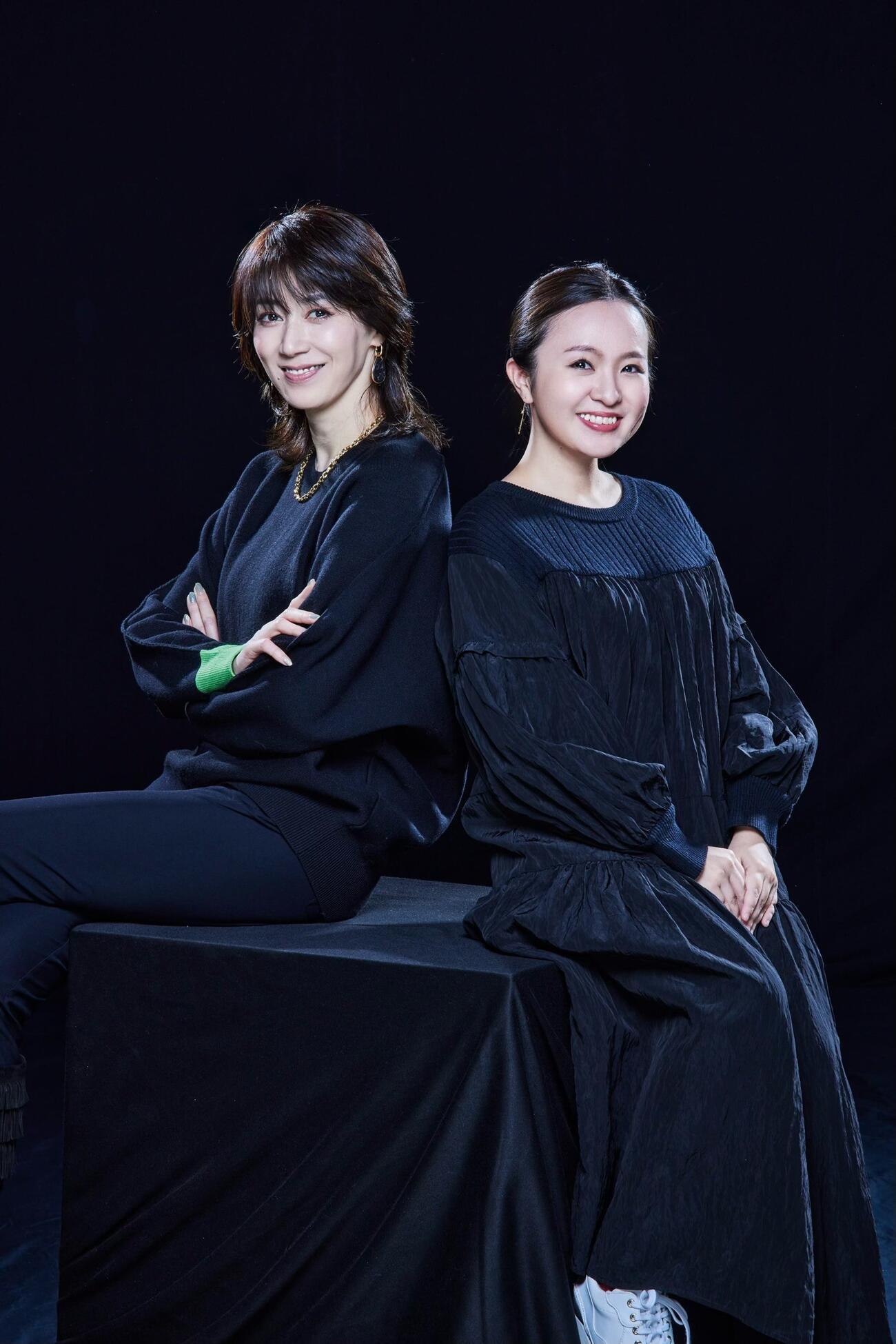 音楽劇「TARKIE」に出演する、さくらまや（右）と主演の凰稀かなめ