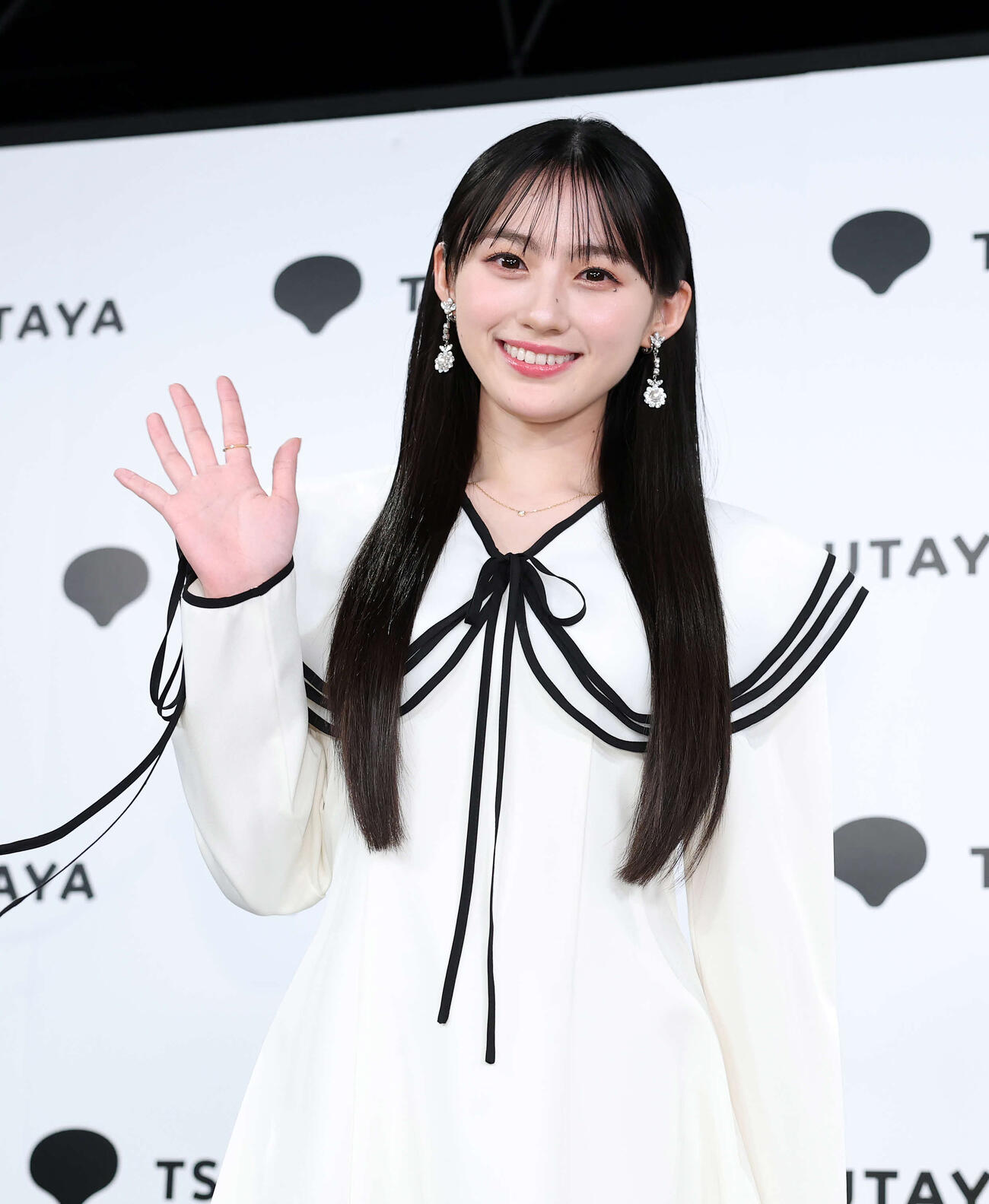 1st写真集「エチュード」発売記念会見に臨む川﨑桜（撮影・鈴木正人）　