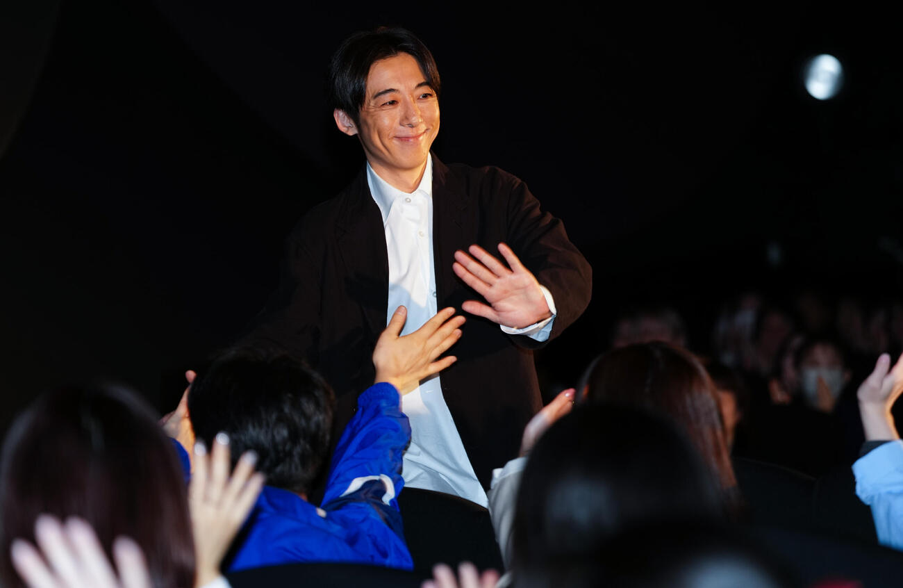 「リボーン　～最後のヒーロー～」先どり！第1話お披露目会＆トークイベントでファンとハイタッチする高橋一生（撮影・鈴木みどり）