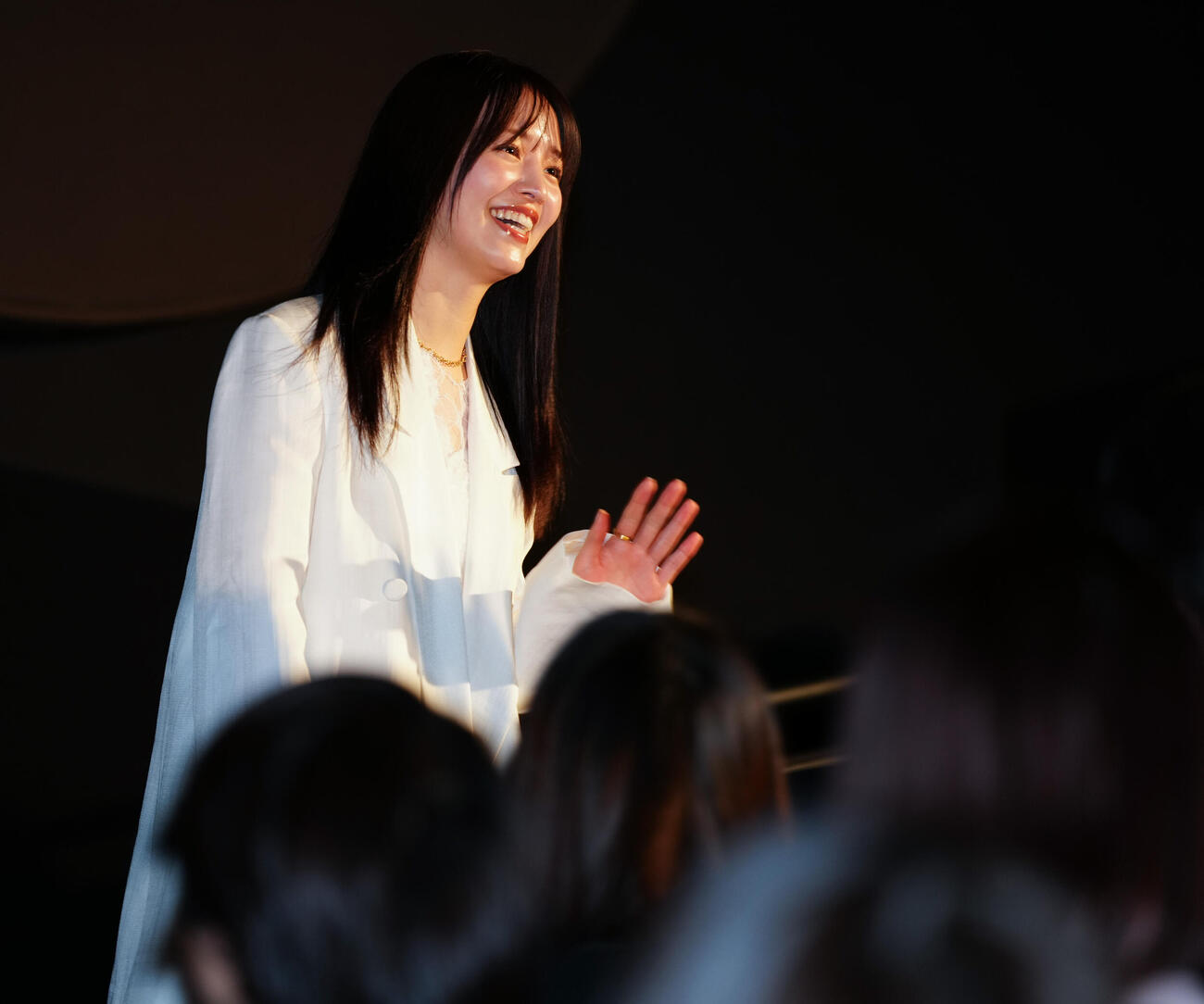 「リボーン　～最後のヒーロー～」先どり！第1話お披露目会＆トークイベントで、ファンに手を振る横田真悠（撮影・鈴木みどり）