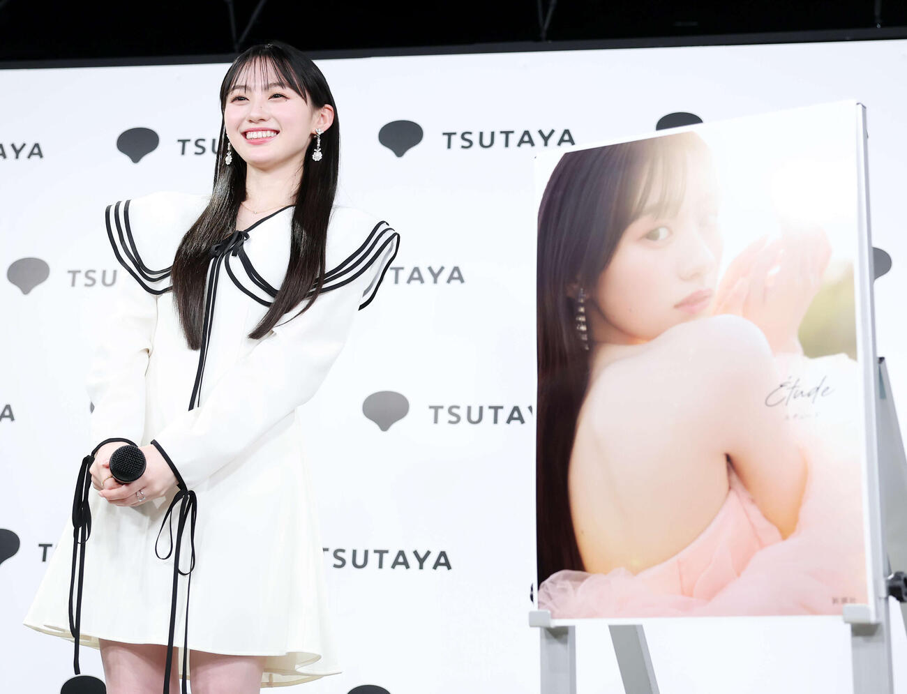 1st写真集「エチュード」発売記念会見に臨む川﨑桜（撮影・鈴木正人）　