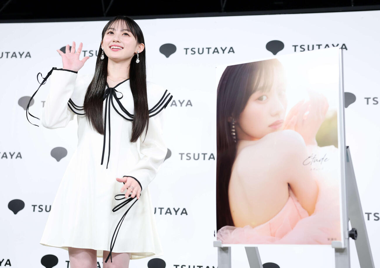 1st写真集「エチュード」発売記念会見に臨む川﨑桜（撮影・鈴木正人）　
