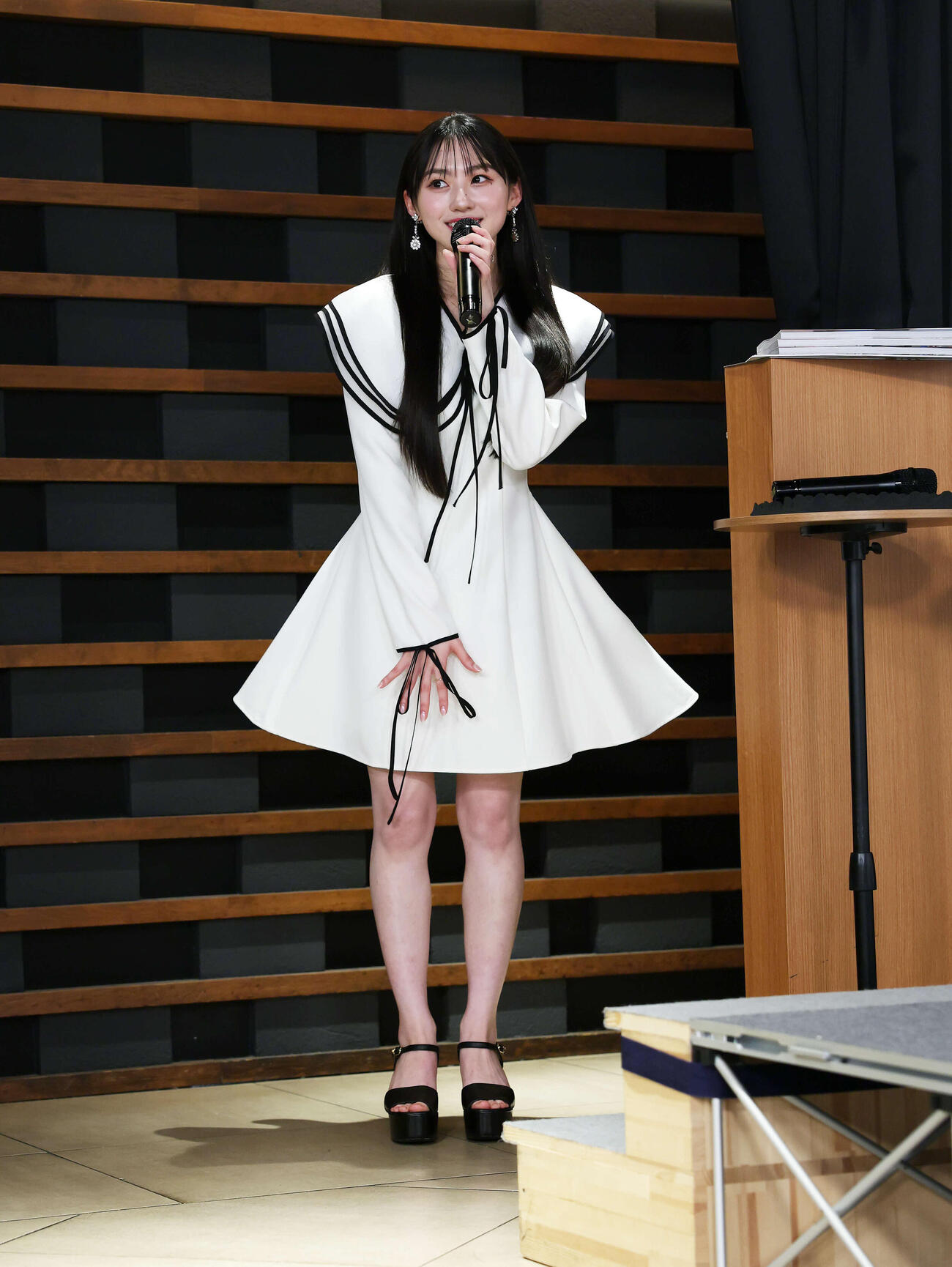 1st写真集「エチュード」発売記念会見を終え引き揚げる川﨑桜（撮影・鈴木正人）　