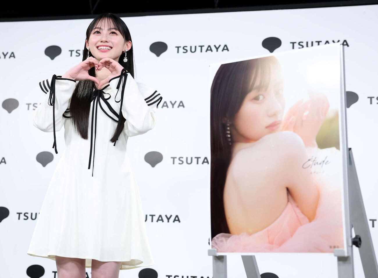 1st写真集「エチュード」発売記念会見に臨む川﨑桜（撮影・鈴木正人）　