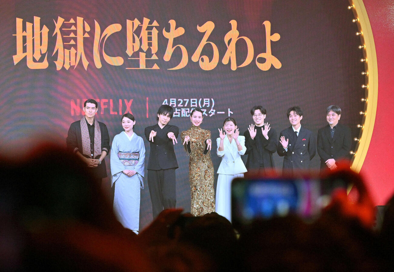 記念撮影する、前列左から中島歩、三浦透子、生田斗真、戸田恵梨香、伊藤沙莉、田村健太郎、細川岳、瀧本智行監督（撮影・滝沢徹郎）