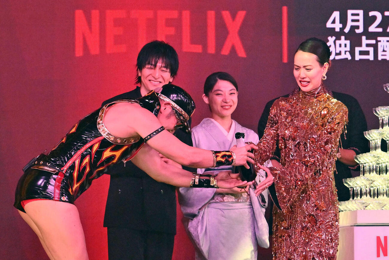 レイザーラモンHG（左）からシャンパンを受け取る戸田恵梨香（撮影・滝沢徹郎）