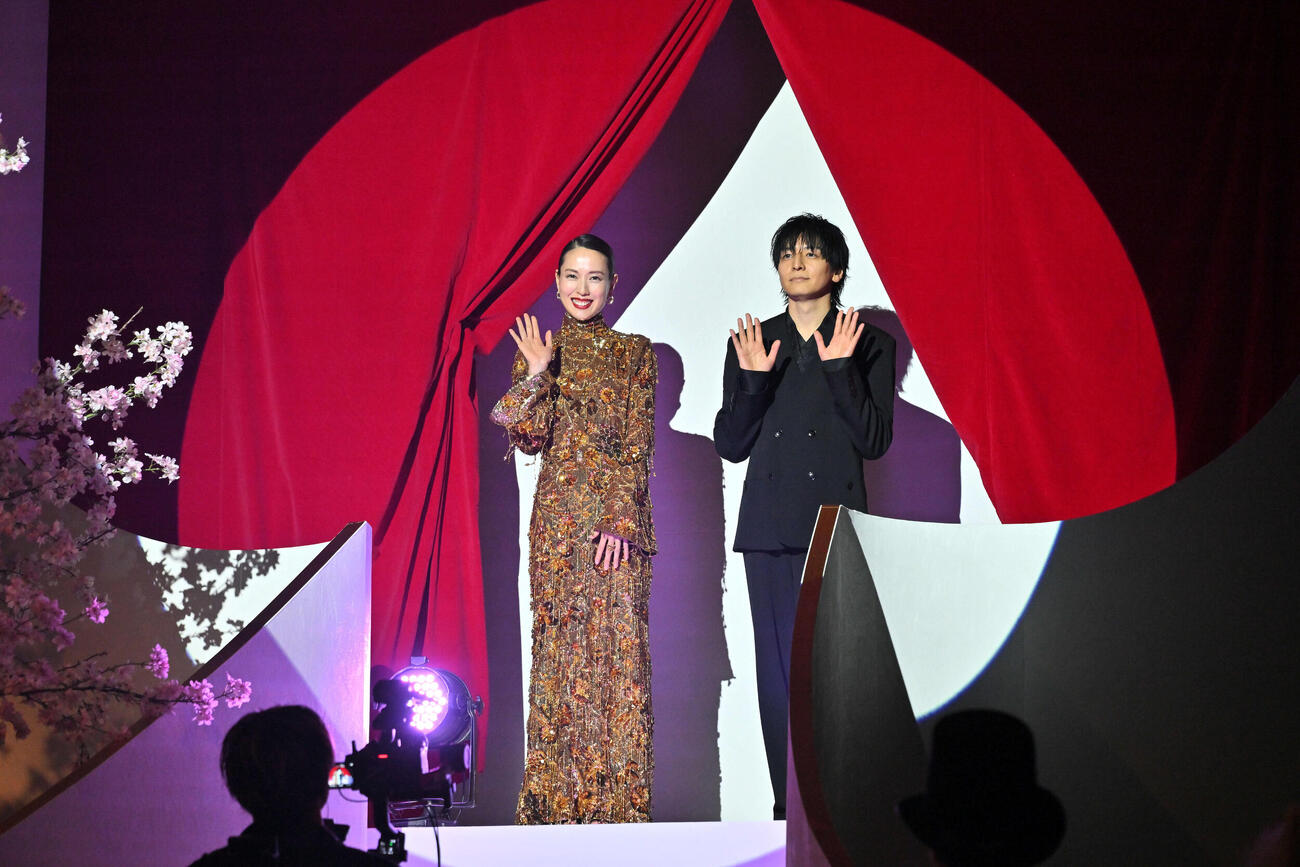 入場する戸田恵梨香（左）と生田斗真（撮影・滝沢徹郎）