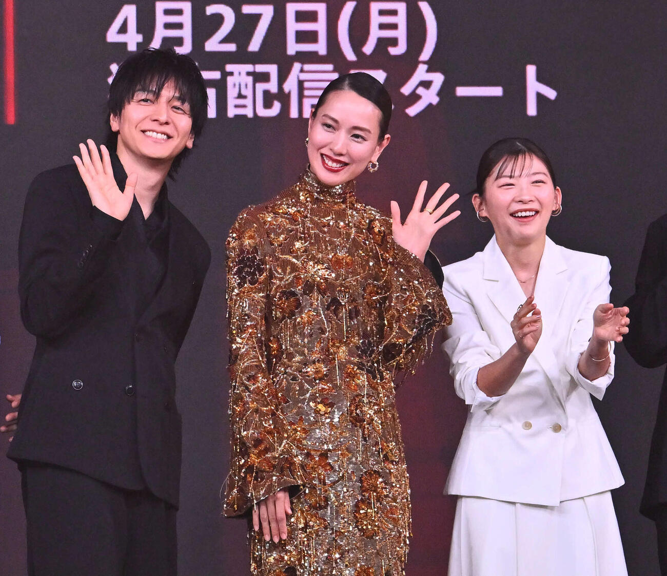 記念撮影する、左から生田斗真、戸田恵梨香、伊藤沙莉（撮影・滝沢徹郎）