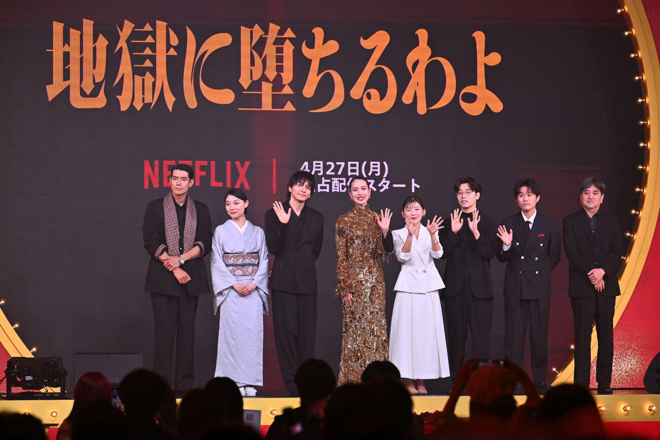 記念撮影する、前列左から中島歩、三浦透子、生田斗真、戸田恵梨香、伊藤沙莉、田村健太郎、細川岳、瀧本智行監督（撮影・滝沢徹郎）