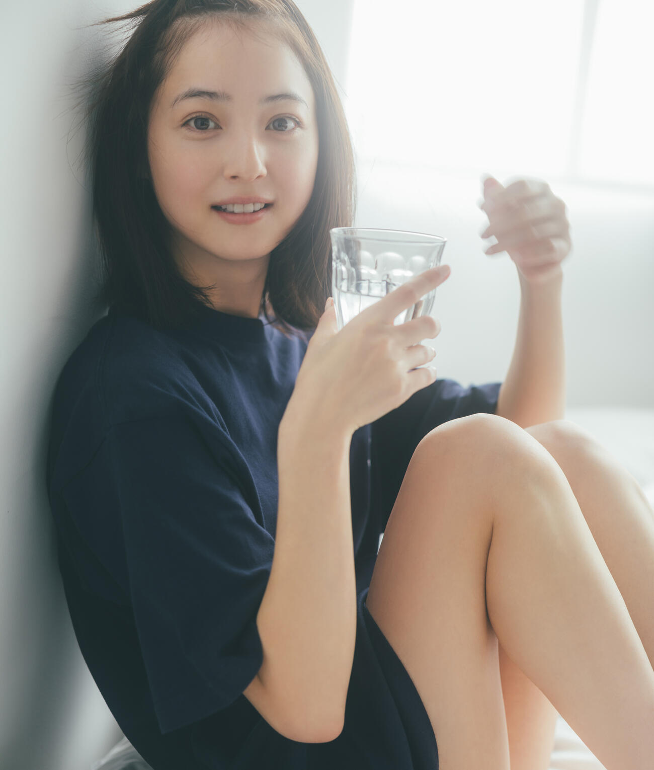 「目が合いすぎる」がコンセプトの佐々木希カレンダー