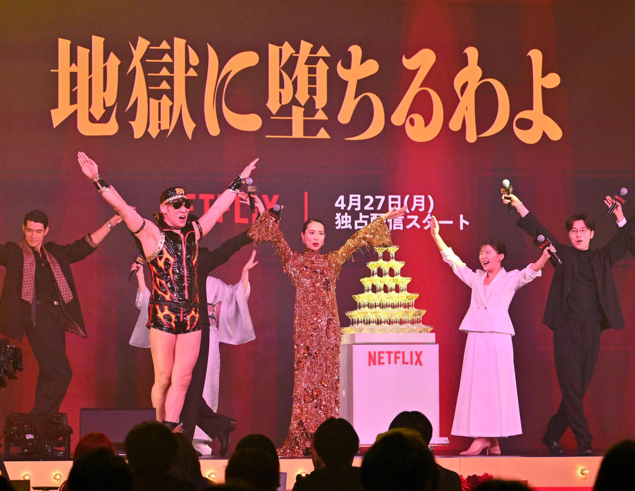 レイザーラモンHG（手前左）とポーズを決める戸田恵梨香（同中央）ら（撮影・滝沢徹郎）