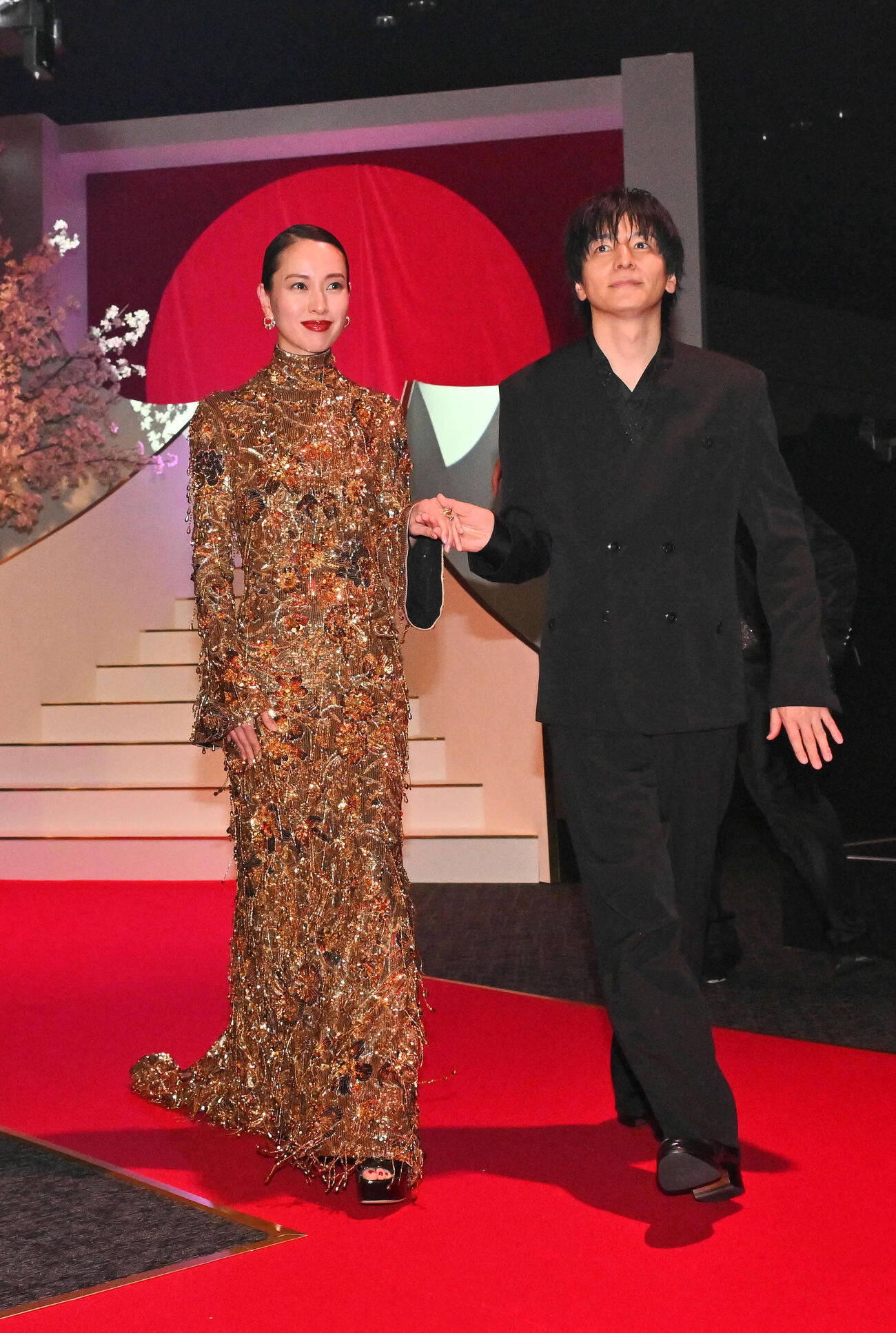 入場する戸田恵梨香（左）と生田斗真（撮影・滝沢徹郎）