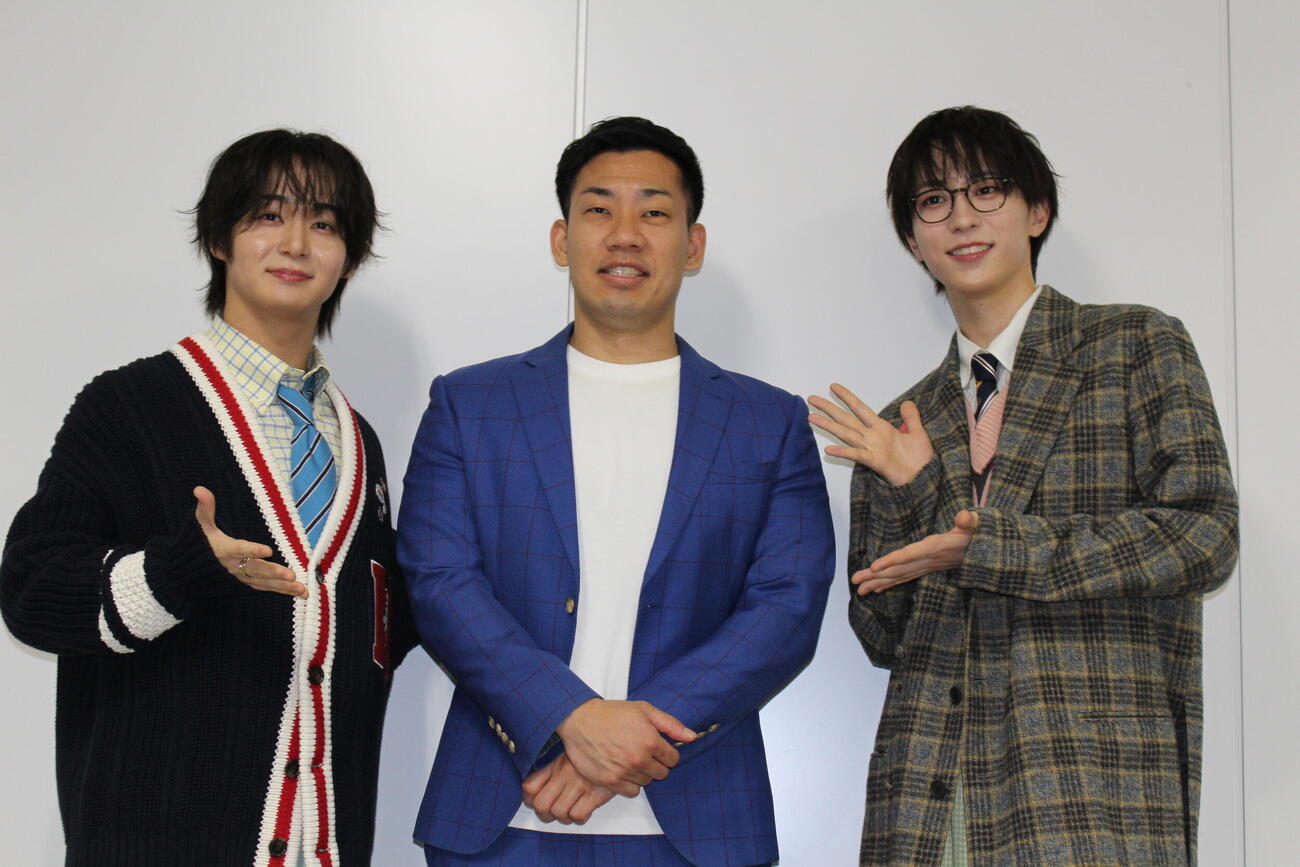 作詞初体験のミルクボーイ駒場とOCTPATHの太田駿静（左）と四谷真佑（右）