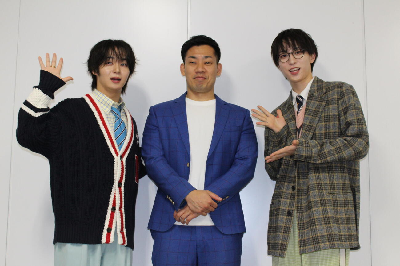作詞初体験のミルクボーイ駒場とOCTPATHの太田駿静（左）と四谷真佑（右）