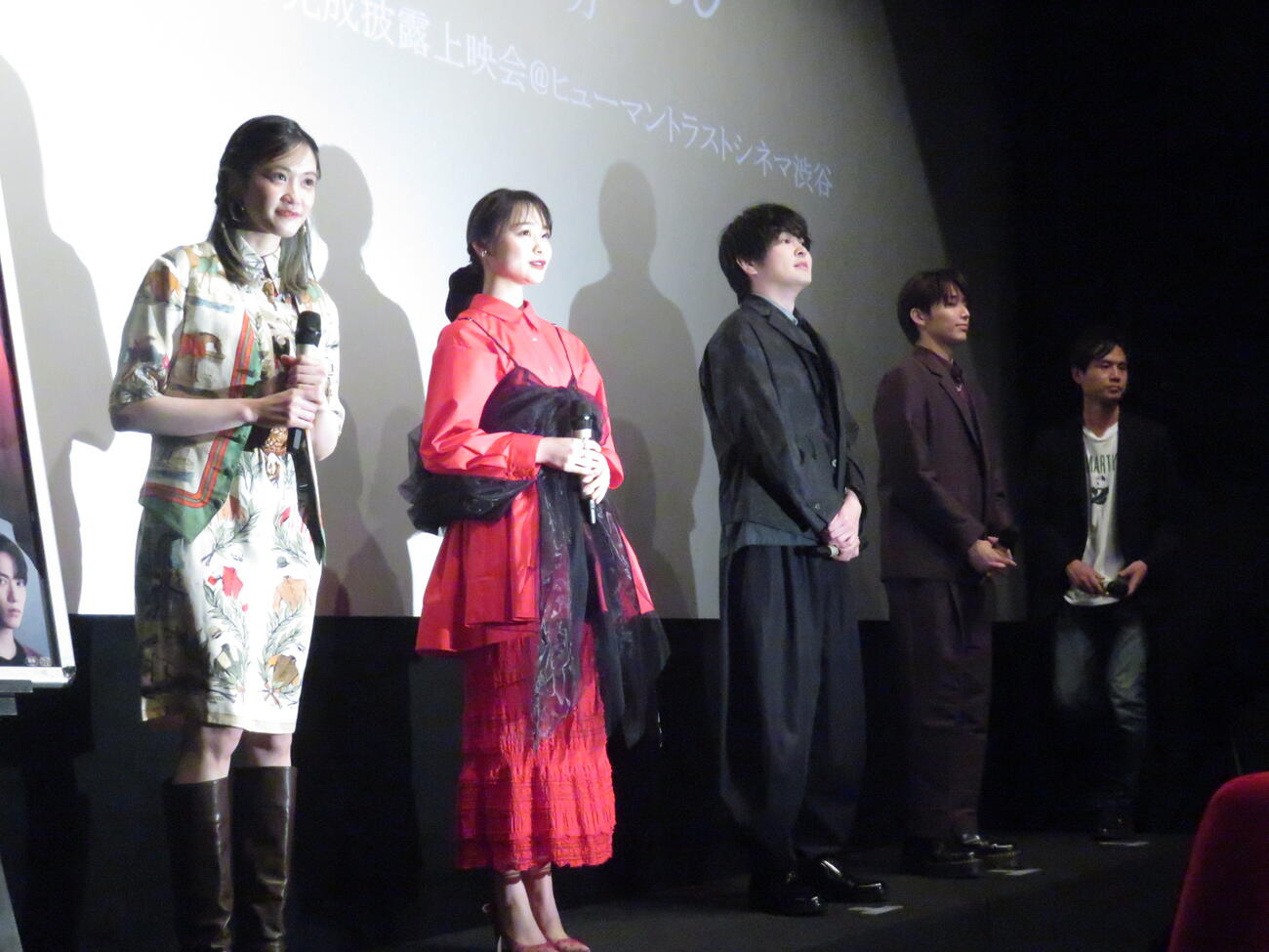 映画「Erica－エリカ－」完成披露上映会の舞台あいさつに臨んだ、左から小泉萌香、林芽亜里、望月歩、高尾颯斗、宮岡太郎監督