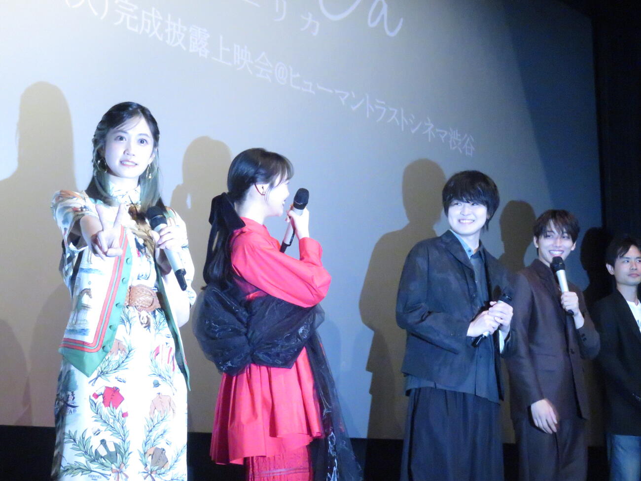 映画「Erica－エリカ－」完成披露上映会の舞台あいさつに臨んだ、左から小泉萌香、林芽亜里、望月歩、高尾颯斗、宮岡太郎監督
