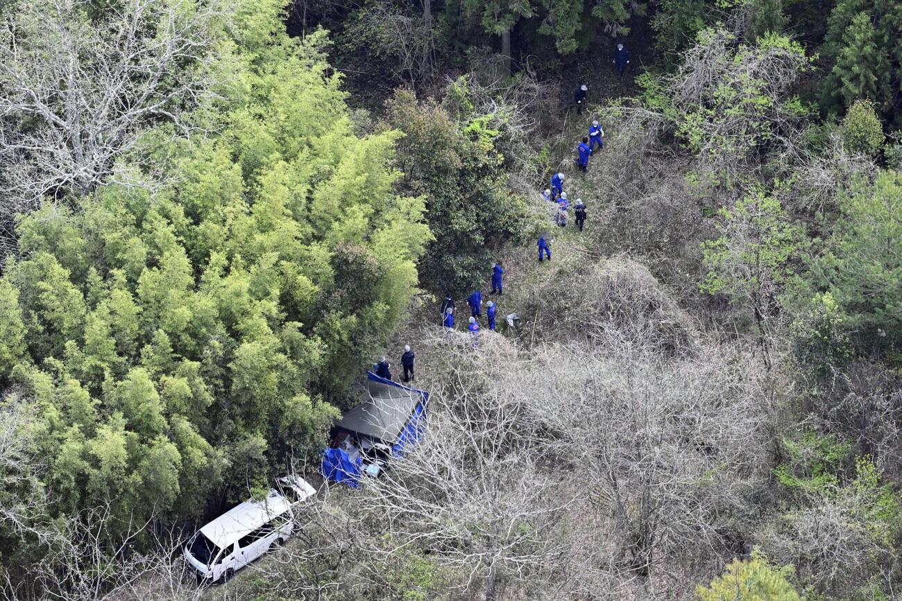 遺体発見現場付近を調べる京都府警の捜査員ら＝14日午前10時3分、京都府南丹市（共同）